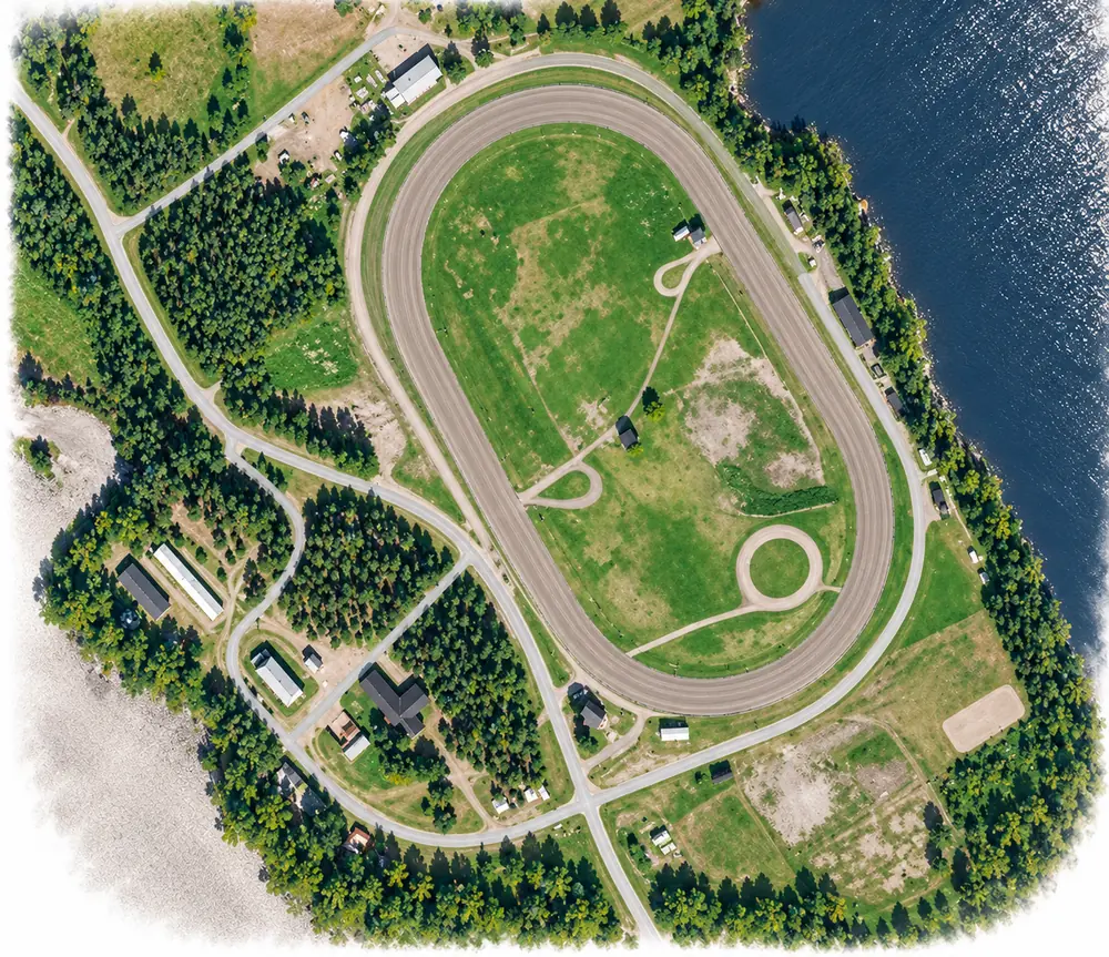Konstnärlig banöversikt med miljödetaljer för Hoting