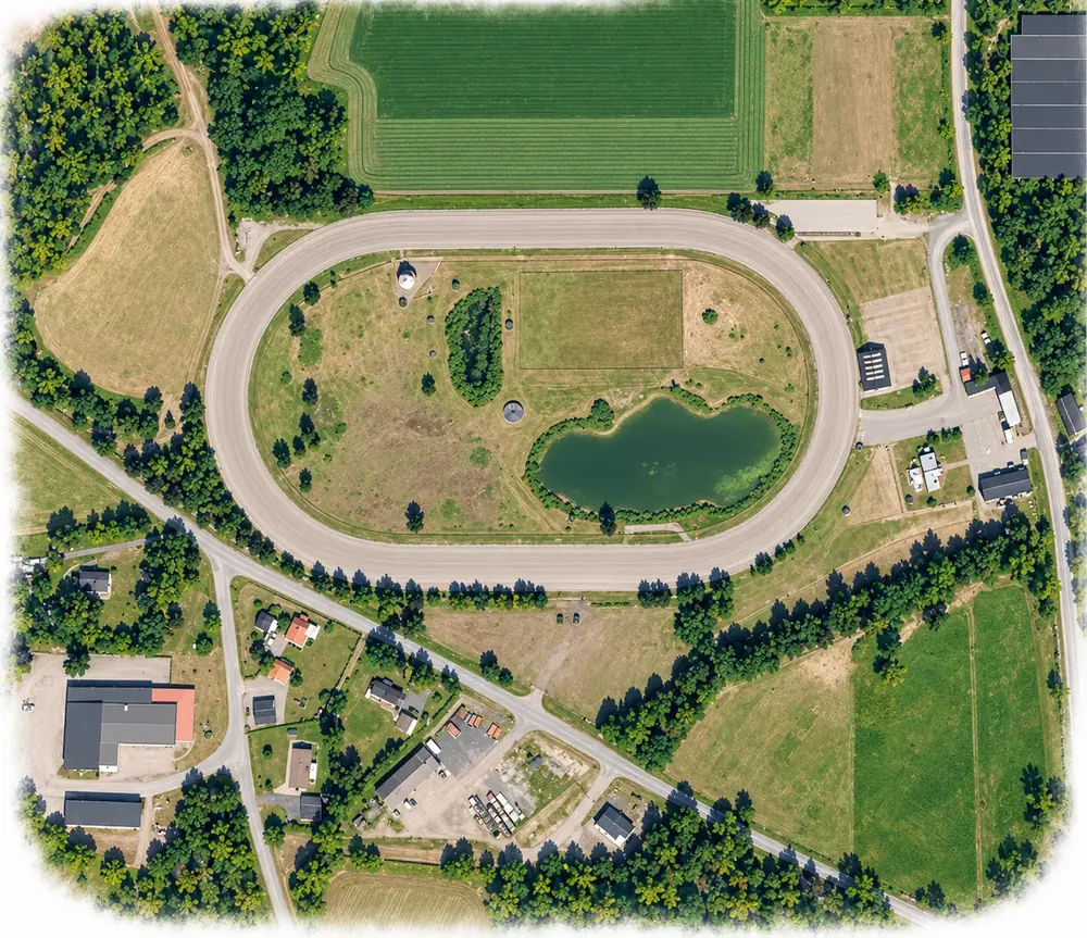 Konstnärlig banöversikt med miljödetaljer för Karlshamn